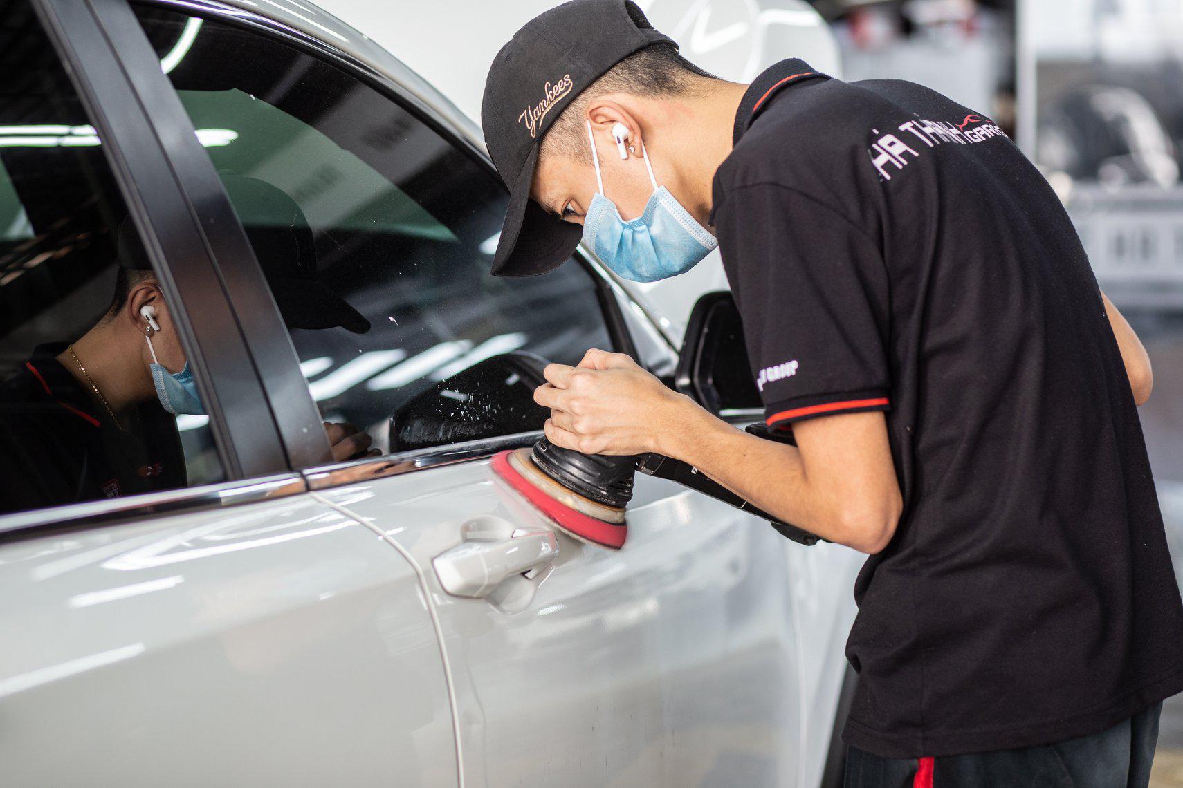 Kỹ thuật viên thực hiện đánh bóng xe ô tô