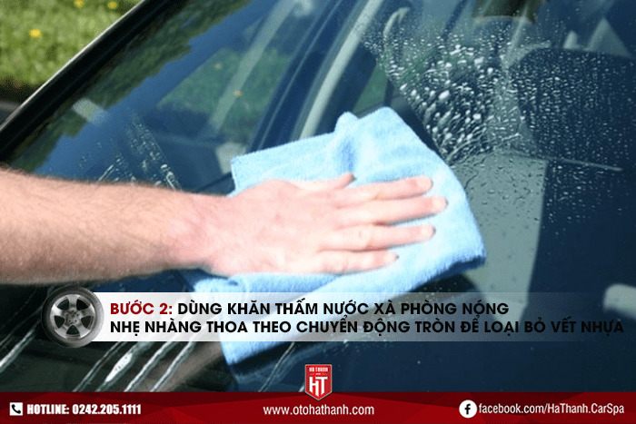 tay-nhua-cay-tren-o-to-3 Cách tẩy nhựa cây trên ô tô bằng dung dịch xà phòng và nước nóng - Bước 2